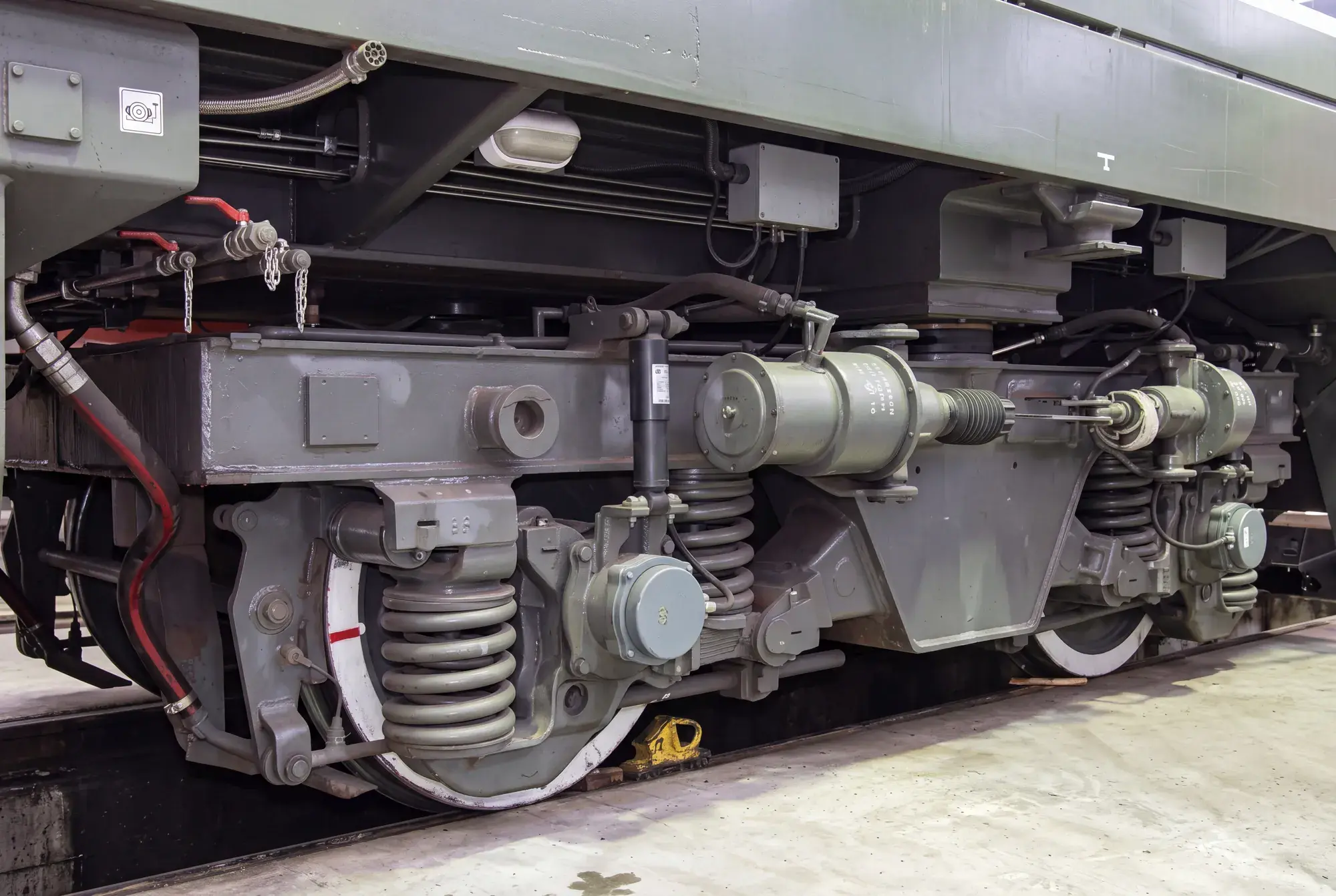 Locomotive bogie with wheelsets and suspension